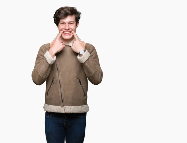 Mladý Pohledný Muž Nosit Zimní Kabát Přes Izolované Pozadí Úsměvem — Stock fotografie