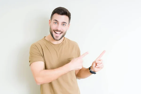 Joven Hombre Guapo Sobre Fondo Aislado Sonriendo Mirando Cámara Apuntando — Foto de Stock