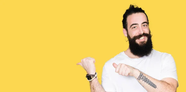 Joven Hipster Hombre Con Pelo Largo Barba Usando Casual Camiseta —  Fotos de Stock