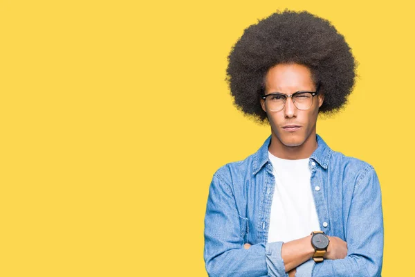 Jovem Afro Americano Com Cabelo Afro Vestindo Óculos Céticos Nervosos — Fotografia de Stock