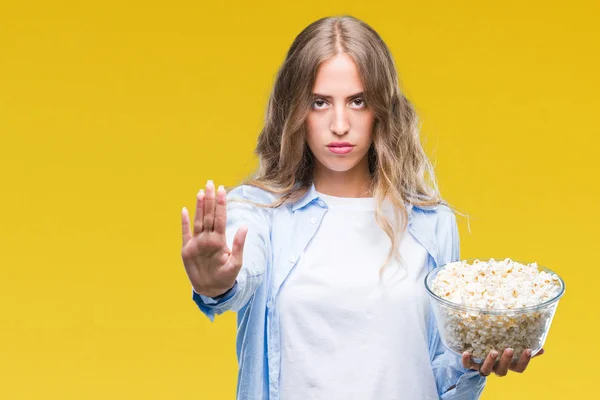 Mulher Loira Bonita Comendo Pipoca Sobre Fundo Isolado Com Mão — Fotografia de Stock