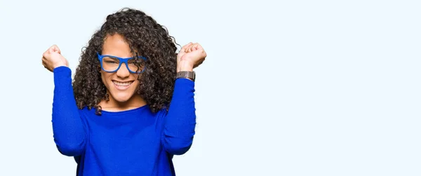 Joven Mujer Hermosa Con Pelo Rizado Con Gafas Celebrando Sorprendido —  Fotos de Stock