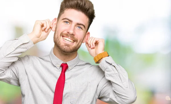 Νέοι Επαγγελματίες Όμορφος Άνθρωπος Smiling Τραβώντας Αυτιά Δάχτυλα Αστεία Χειρονομία — Φωτογραφία Αρχείου