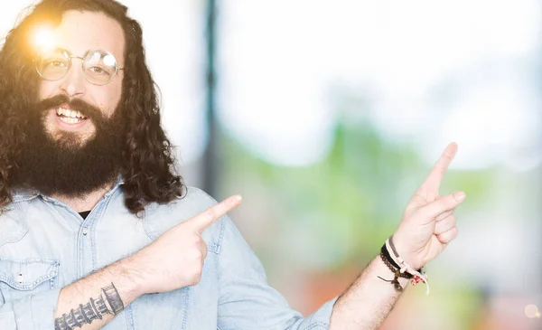 Hipster Młody Człowiek Długie Włosy Brodę Noszenie Okularów Uśmiechając Się — Zdjęcie stockowe