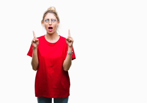 Joven Hermosa Mujer Rubia Vistiendo Camiseta Roja Gafas Sobre Fondo — Foto de Stock