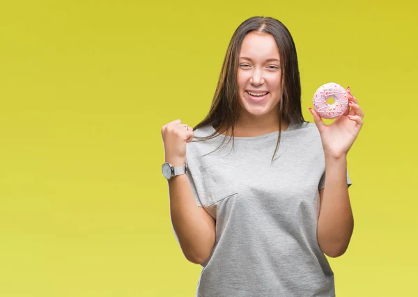 Jeune Femme Caucasienne Mangeant Beignet Sucré Sur Fond Isolé Criant — Photo