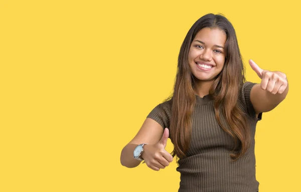 Jovem Bela Mulher Morena Sobre Fundo Isolado Aprovando Fazer Gesto — Fotografia de Stock