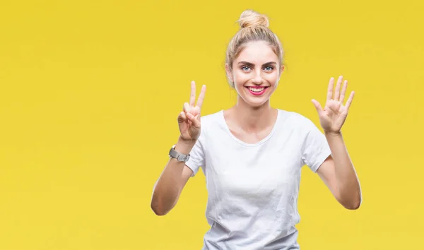 Jovem Bela Mulher Loira Vestindo Camiseta Branca Sobre Fundo Isolado — Fotografia de Stock