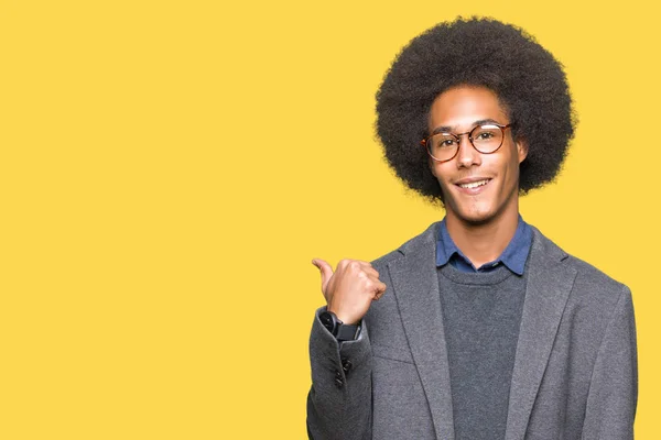 Joven Hombre Negocios Afroamericano Con Pelo Afro Usando Gafas Sonriendo — Foto de Stock