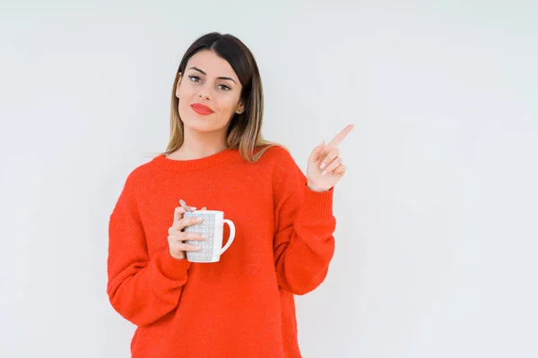 Junge Frau Trinkt Tasse Kaffee Über Isoliertem Hintergrund Sehr Glücklich — Stockfoto