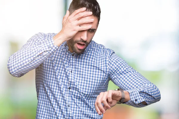 Giovane Uomo Bello Sfondo Isolato Guardando Tempo Orologio Preoccupato Paura — Foto Stock