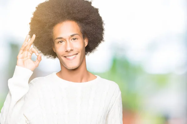 Unga Afroamerikanska Man Med Afro Hår Bär Vinter Tröja Leende — Stockfoto