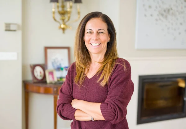 Hermosa Mujer Mediana Edad Sonriendo Con Los Brazos Cruzados Casa —  Fotos de Stock