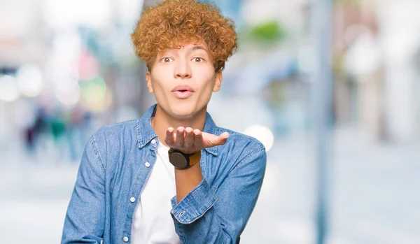 Joven Hombre Guapo Con Pelo Afro Usando Chaqueta Mezclilla Mirando — Foto de Stock