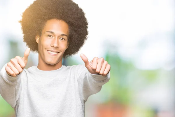 Junger Afrikanisch Amerikanischer Mann Mit Afro Haaren Sportlichem Sweatshirt Der — Stockfoto