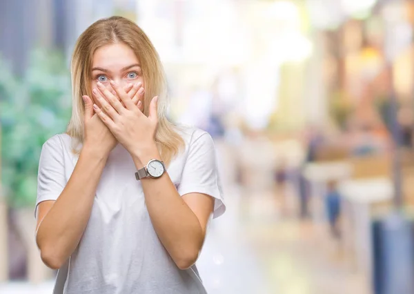 Junge Kaukasische Frau Über Isolierten Hintergrund Schockiert Mund Mit Den — Stockfoto