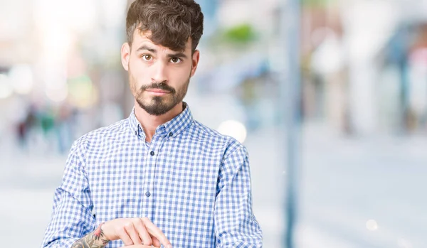 Joven Hombre Negocios Guapo Sobre Fondo Aislado Con Prisa Apuntando —  Fotos de Stock