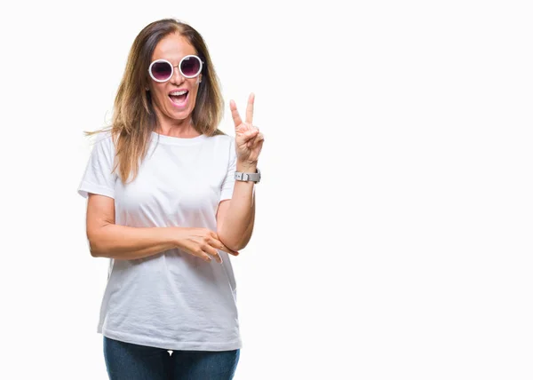 Middelbare Leeftijd Spaanse Vrouw Mode Zonnebril Dragen Geïsoleerde Achtergrond Glimlachend — Stockfoto