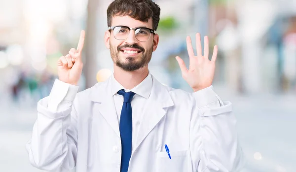 Joven Científico Profesional Vestido Con Bata Blanca Sobre Fondo Aislado —  Fotos de Stock