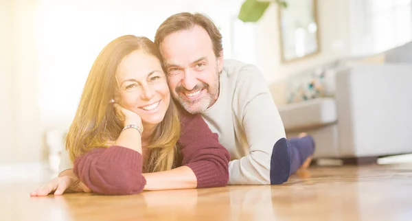 Bella Coppia Romantica Seduti Insieme Sul Pavimento Casa — Foto Stock