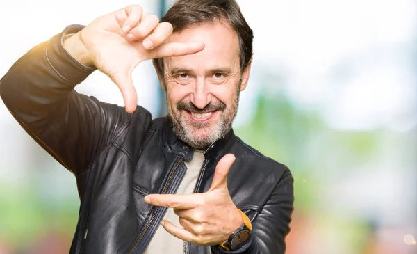 Orta Yaş Yakışıklı Adam Elleriyle Yapım Çerçeve Parmakları Ile Mutlu — Stok fotoğraf