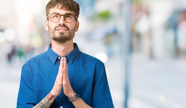 Jonge Knappe Man Dragen Van Bril Geïsoleerde Achtergrond Bedelen Bidden — Stockfoto