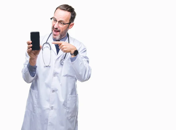 Hombre Médico Edad Media Hoary Senior Mostrando Pantalla Del Teléfono —  Fotos de Stock