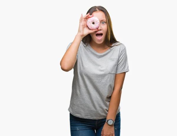 Mujer Caucásica Joven Comiendo Donut Dulce Sobre Fondo Aislado Asustado —  Fotos de Stock