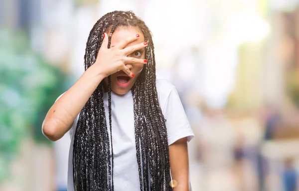 Ung Flätat Hår Afrikanska Amerikanska Flickan Över Isolerade Bakgrund Kikar — Stockfoto