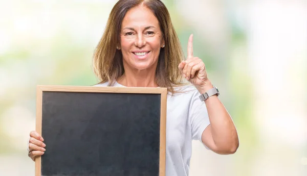 Mujer Hispana Mediana Edad Sosteniendo Pizarra Sobre Fondo Aislado Sorprendida — Foto de Stock