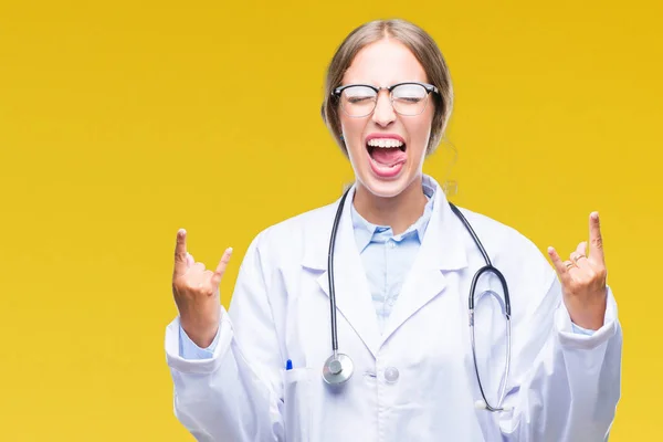 Mooie Jonge Blonde Dokter Vrouw Medische Uniform Dragen Geïsoleerde Achtergrond — Stockfoto