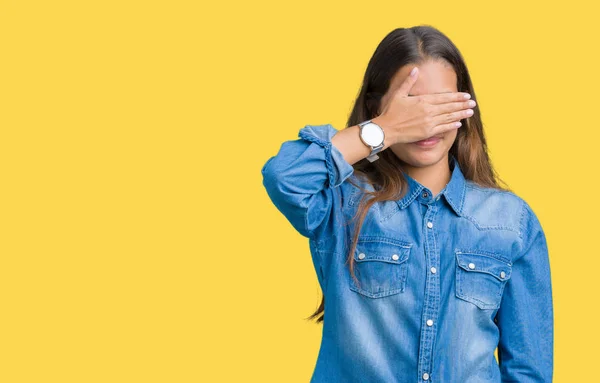 Joven Mujer Morena Hermosa Con Camisa Mezclilla Azul Sobre Fondo —  Fotos de Stock