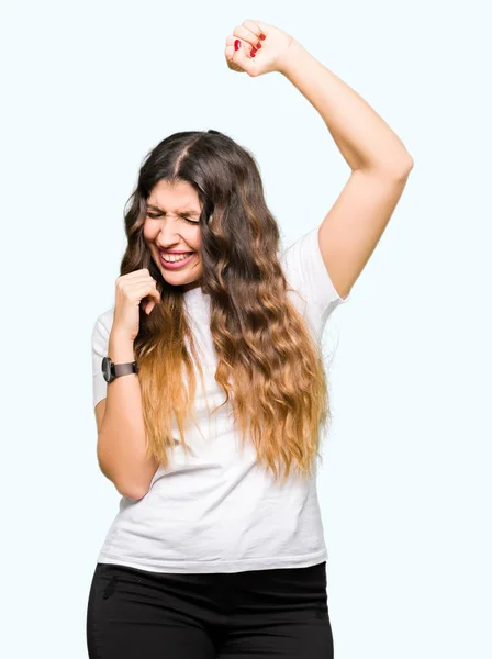 Jovem Mulher Bonita Vestindo Casual Shirt Branca Muito Feliz Animado — Fotografia de Stock