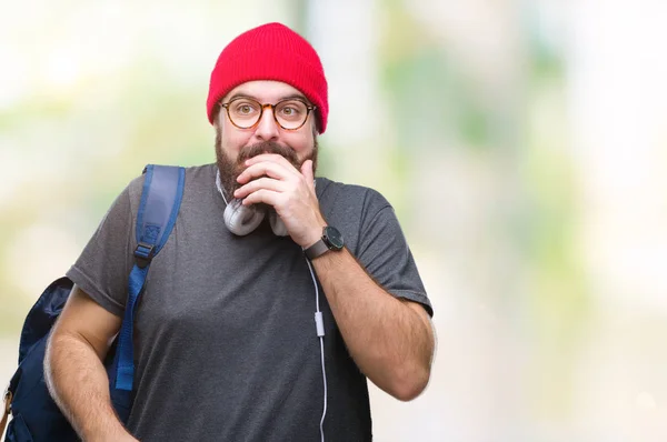 Homem Jovem Hipster Vestindo Tampa Vermelha Mochila Sobre Fundo Isolado — Fotografia de Stock