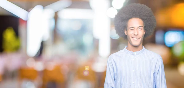 Giovane Uomo Afro Americano Con Capelli Afro Ammiccante Guardando Fotocamera — Foto Stock