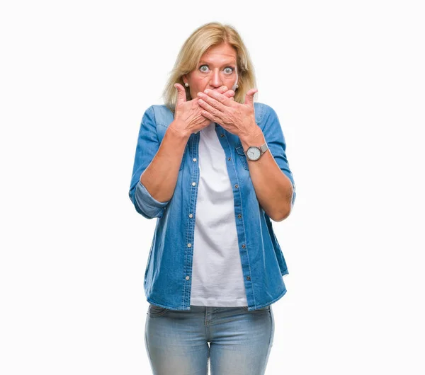 Blonde Frau Mittleren Alters Über Isolierten Hintergrund Schockiert Mund Mit — Stockfoto
