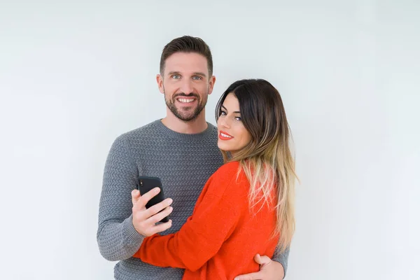 Aşk Öpüşme Her Smartphone Kullanarak Diğer Sarılma Güzel Genç Çift — Stok fotoğraf