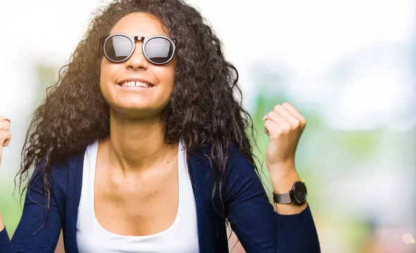 Young Beautiful Girl Curly Hair Wearing Fashion Sunglasses Very Happy — Stock Photo, Image