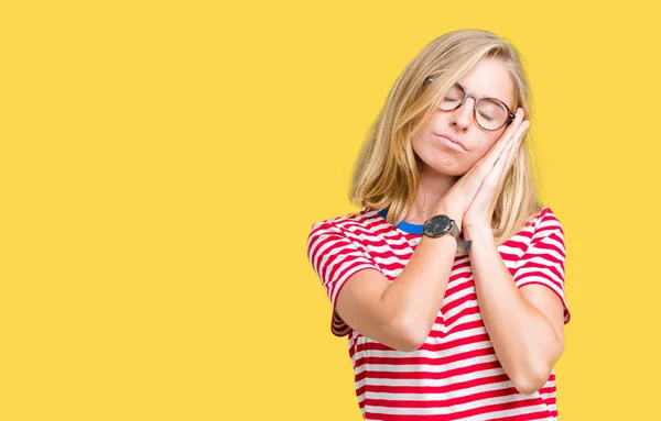 Mulher Bonita Vestindo Óculos Sobre Fundo Isolado Dormindo Cansado Sonhando — Fotografia de Stock