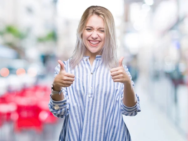 Ung Blond Kvinna Över Isolerad Bakgrund Godkänner Gör Positiv Gest — Stockfoto