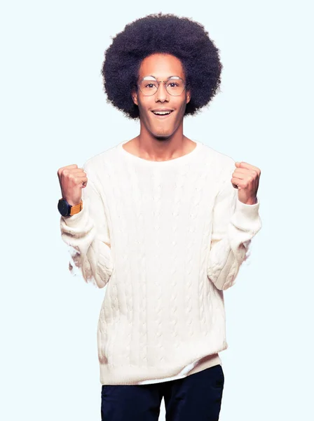 Joven Afroamericano Con Cabello Afro Llevando Gafas Celebrando Sorprendido Sorprendido —  Fotos de Stock