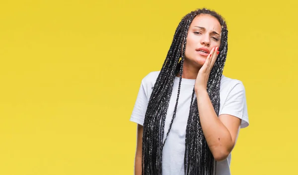 Joven Chica Afroamericana Trenzada Pelo Sobre Fondo Aislado Tocando Boca — Foto de Stock