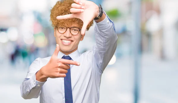 Joven Hombre Negocios Guapo Con Gafas Afro Sonriendo Haciendo Montura —  Fotos de Stock