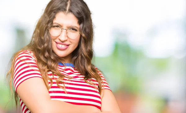 Giovane Bella Donna Con Gli Occhiali Sorridente Guardando Lato Con — Foto Stock