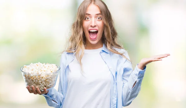 Hermosa Joven Rubia Comiendo Palomitas Maíz Sobre Fondo Aislado Muy —  Fotos de Stock