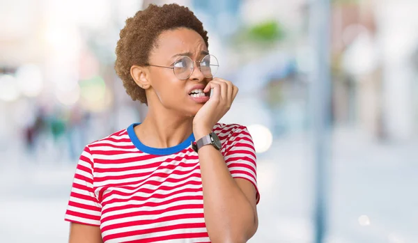 Красивая Молодая Африканская Американка Очках Изолированном Фоне Выглядит Напряженной Нервной — стоковое фото