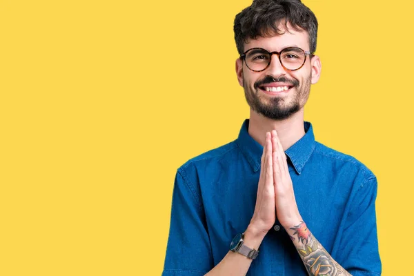 Joven Hombre Guapo Con Gafas Sobre Fondo Aislado Rezando Con —  Fotos de Stock