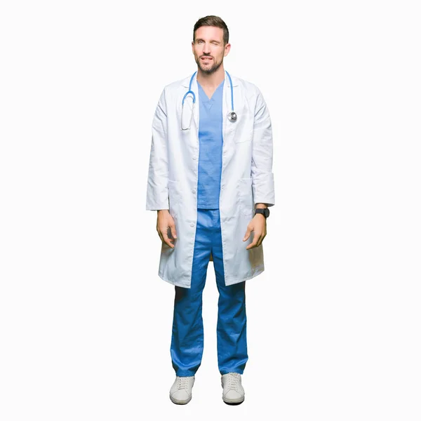 Knappe Dokter Man Medische Uniform Dragen Geïsoleerde Achtergrond Winking Kijken — Stockfoto