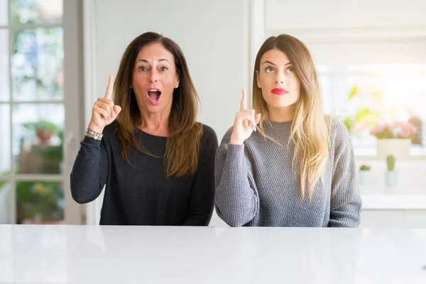 Prachtige Familie Van Moeder Dochter Samen Huis Wijzende Vinger Omhoog — Stockfoto