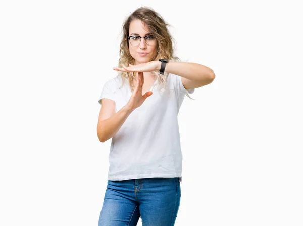Linda Jovem Loira Usando Óculos Sobre Fundo Isolado Fazendo Tempo — Fotografia de Stock